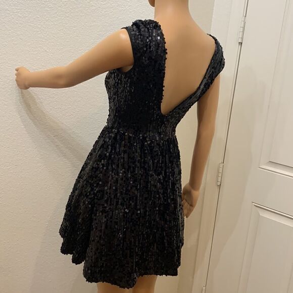 Arden B Size 4 Black Sequin Scoop Neck  Short Sleeve V Back Netting Mini Dress - Picture 8 of 13